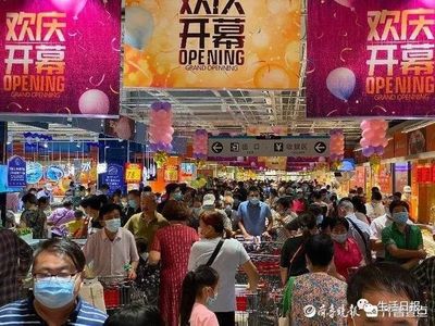濟南迎來第8家大潤發，搶購現場堪比廟會 市民為搶特價肉拼命騎車沖向生鮮區